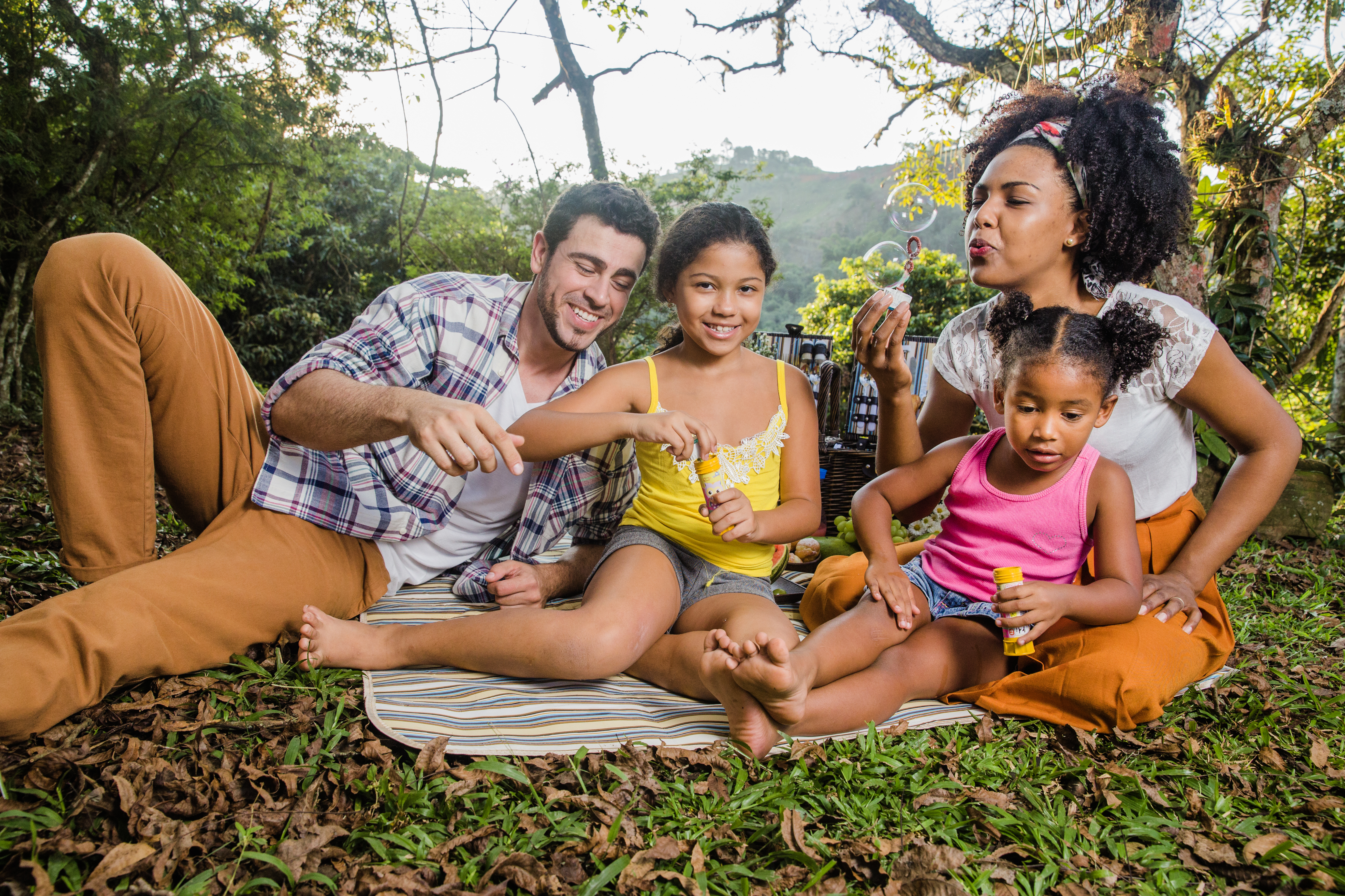 familia-haciendo-un-picnic-vista-cercana