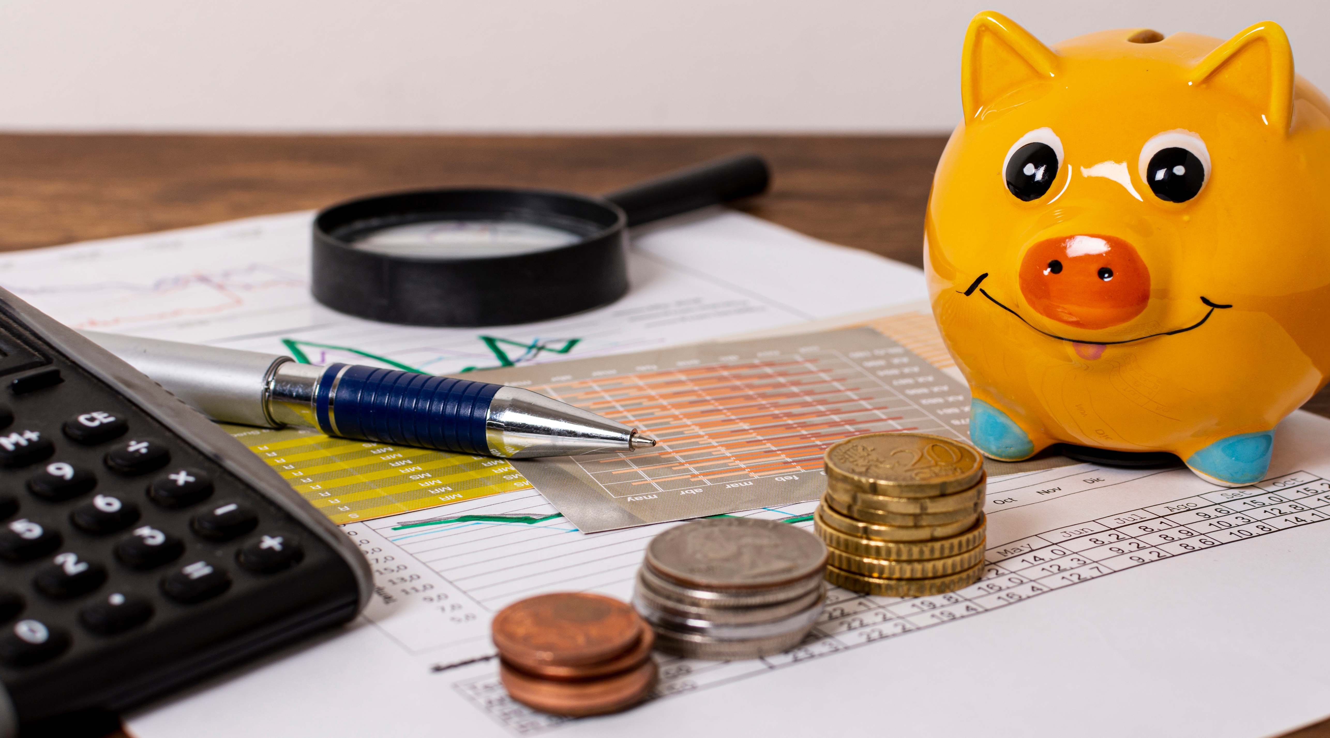 articulos-de-papeleria-y-hucha-con-dinero