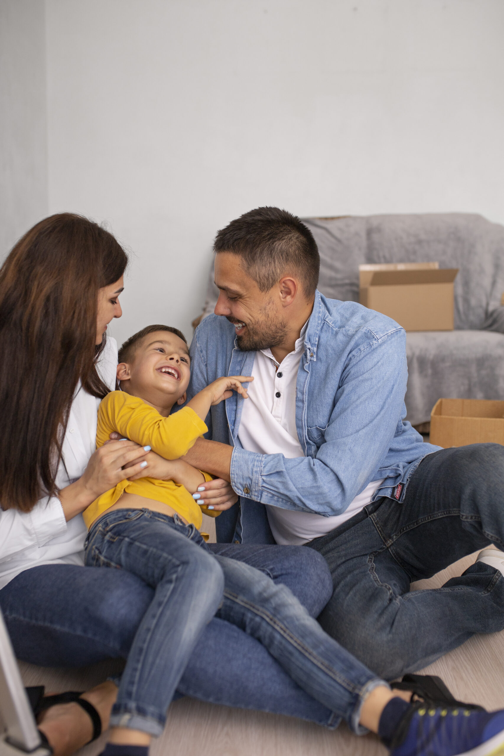 familia-completa-lista-para-mudarse-un-nuevo-hogar